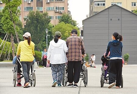 
嘉義縣65歲以上人口22.88％，高居全台第1，高齡人口持續上升，已多年蟬聯全台最老縣市。圖為外籍看護推著坐輪椅的老人家外出散步。（本報資料照片）
