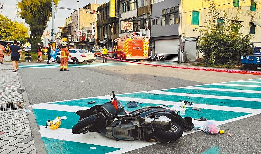 新竹市虎林國中校門前16日發生車禍,34歲彭姓男子駕駛白色賓士車逆向撞上路邊停等機車,再撞電線桿,造成1死6傷。圖/新竹市消防局提供