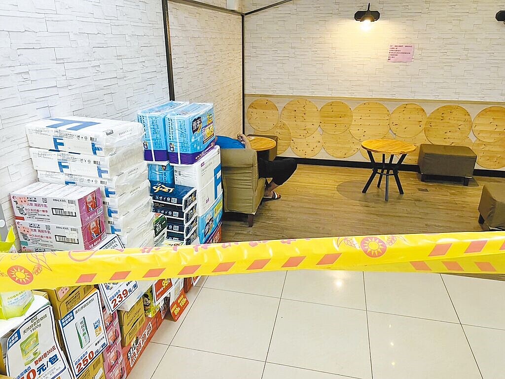 許男獨坐超商沙發不動逾24小時,休假消防隊員入內察覺有異,上前查看發現已無呼吸心跳,檢方相驗初步認定死因疑為心臟衰竭。圖/民眾提供