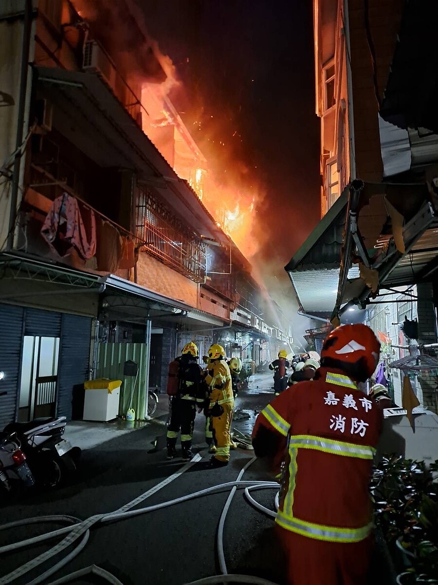 嘉義市文化路694巷19弄凌晨傳火警，暗夜火舌於巷弄竄出。圖／翻攝畫面