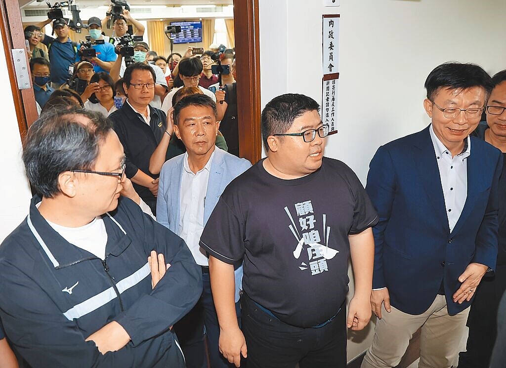 蔡易餘(前排中)等19名民進黨立委18日將聯合舉辦記者會,向中央喊話展延《國土計畫法》實施時程。圖/中時報系資料照