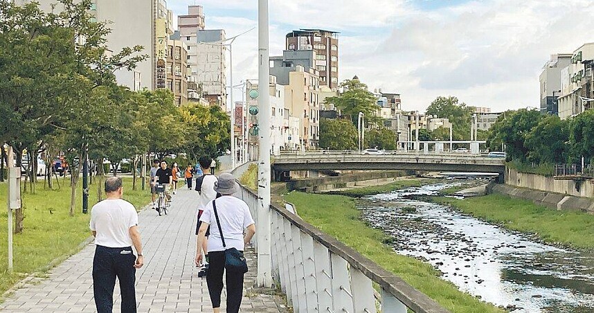 桃園市中壢老街溪過去因加蓋無法清淤，長達22年是聞之色變的臭水溝，直到2011年開蓋，水務局斥資27.14億元整治，歷經13年才成就如今的親水休閒地標，躍升為桃園市2024最受歡迎景點。（圖／水務局提供