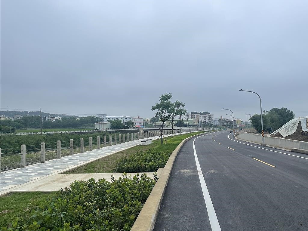 桃園市社子溪是楊梅到新屋的重要河川之一,獲經濟部水利署核定辦理社子溪月眉橋下游至慈恩橋治理工程,斥資近3億元,從月眉橋至老飯店橋右岸水防道路目前部分已經完工,建置總長約3.3公里的水防道路,待區公所向相關單位申請水防道路做一般道路使用開放通車。圖/水務局提供