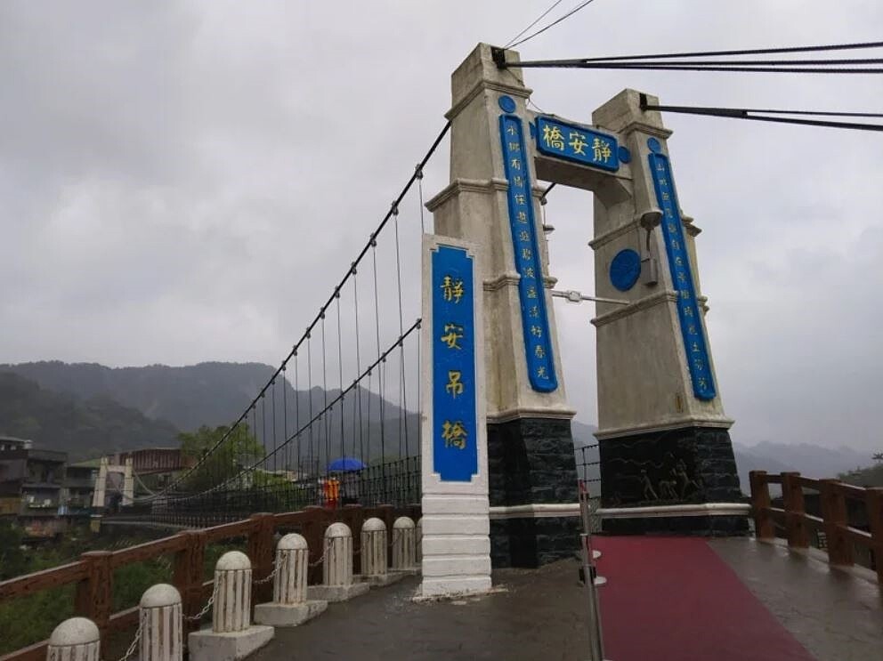 黃姓夫妻到新北市平溪遊玩時，在靜安吊橋被掉落的路燈砸傷，訴請國家賠償。基隆地方法院審理後，判決平溪區公所應賠償2人共493萬多元。聯合報系資料照片
