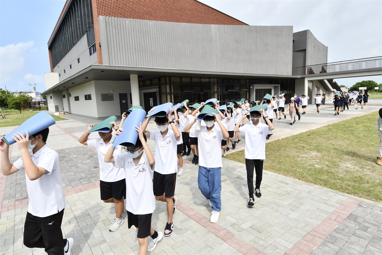 圖為去年9月21日國家防災日，彰化縣鹿港鎮鹿江國際中小學師生避難掩護演練，摸擬地震發生後，逃出室外。本報資料照片 