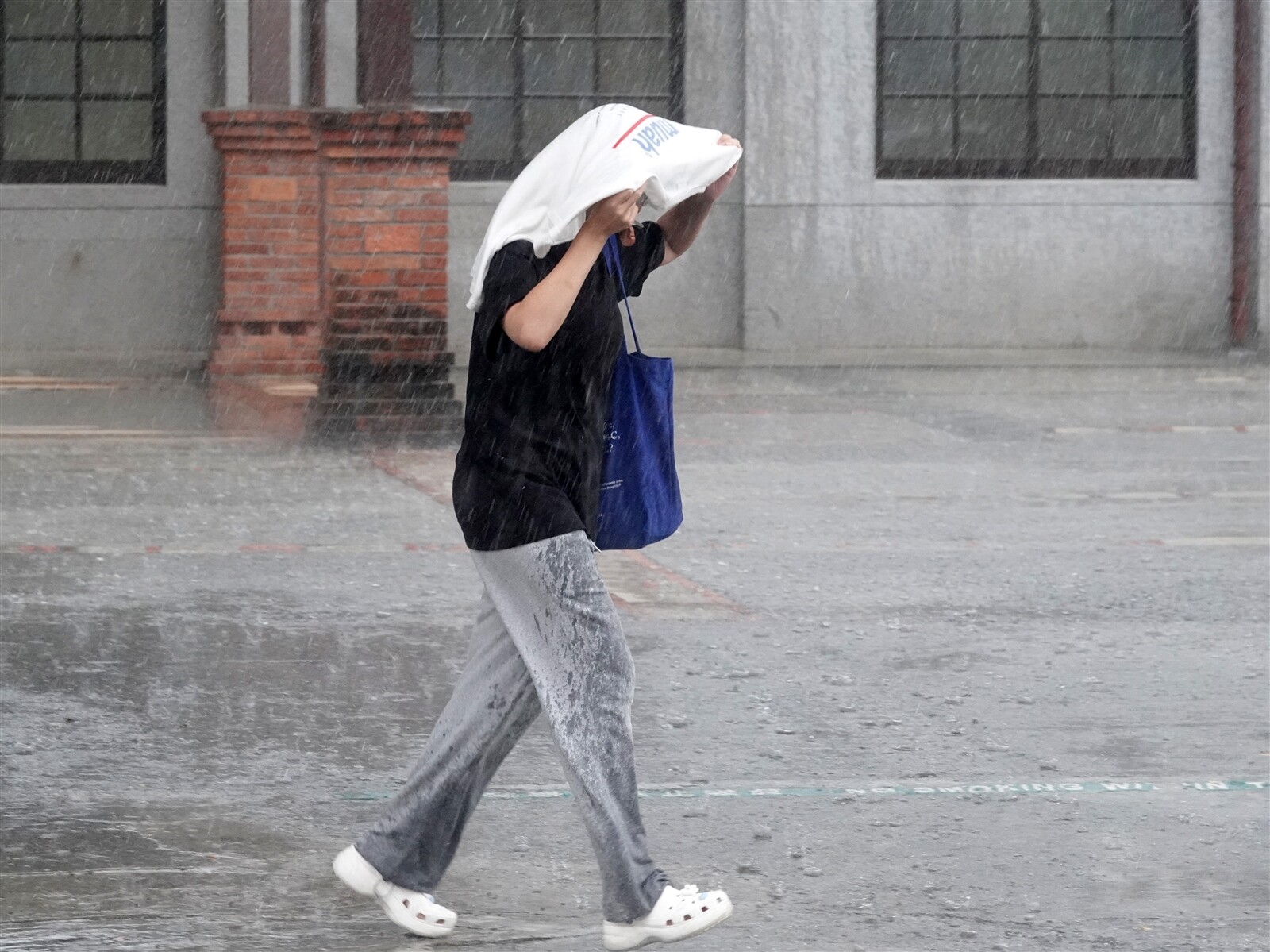 午後對流雲系發展旺盛，易有短延時強降雨，中央氣象署發布大雨特報。本報資料照片 