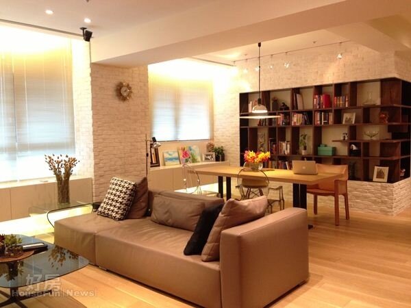 2.客廳採用木質地板搭配開放式書房，是樓曜甄最喜愛的空間。