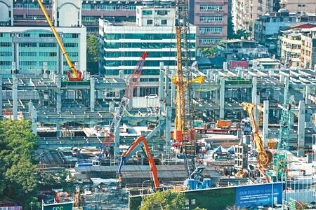 
圖為京華城改建工地京華廣場，不受容積率案影響，仍持續興建中。（本報資料照片）
