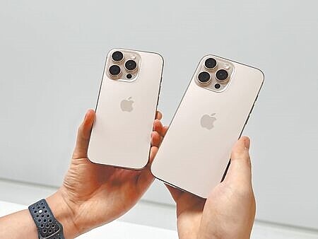iPhone 16系列新機中,以iPhone 16 Pro和iPhone 16 Pro Max的沙漠色鈦金屬最受矚目,實機金色調不如宣傳照上飽和。(古明弘攝)