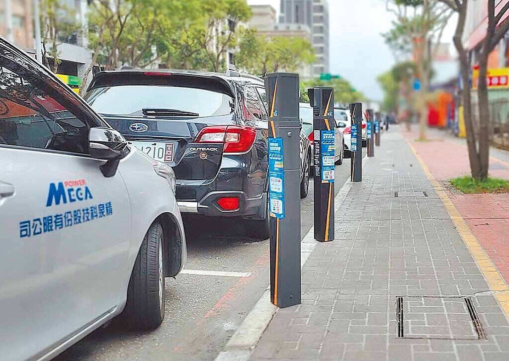 桃園明年將在身障車格、婦幼車格、共用臨停區等專用車格推動「智慧停車柱」，搭配影像辨識設備科技執法，避免遭占用。（交通局提供／蔡依珍桃園傳真）