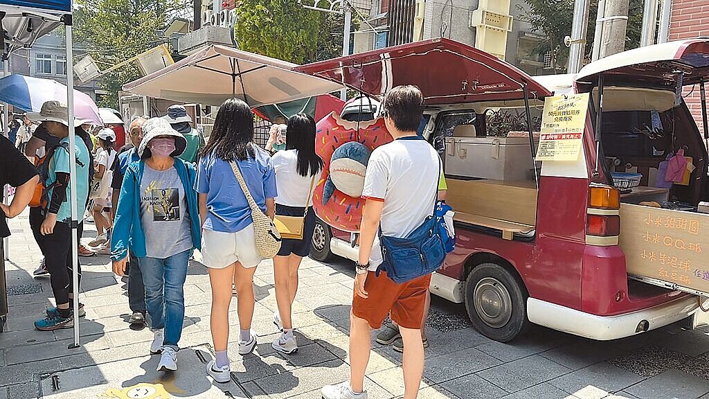 坪林區公所為提升觀光客來訪誘因，除了匯聚在地小農設攤，也邀請胖卡行動餐車駐點，增加商品多樣性。（坪林區公所提供／賀培晏新北傳真）