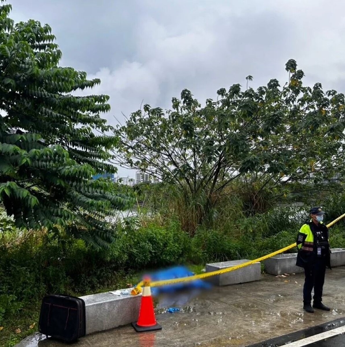 新北市新莊區環漢路二段堤內大漢溪邊,18日下午發現一具男屍,初步排除有他殺嫌疑,死因待查。記者曾伯愷/翻攝