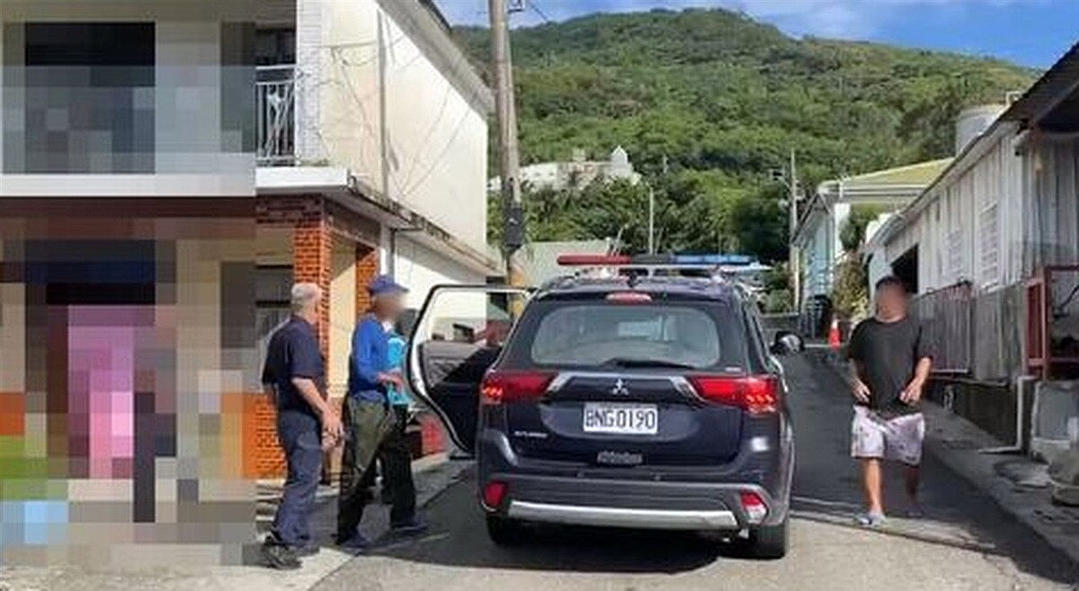 台東縣金峰鄉賓茂村今天凌晨傳出民眾疑似食物中毒送醫急救，共有6位民眾參加喪事吃過小米粽後，出現身體不適症狀，被送醫治療，目前造成2死5人急救中，衛生局及警方正調查了解中毒原因。圖／民眾提供