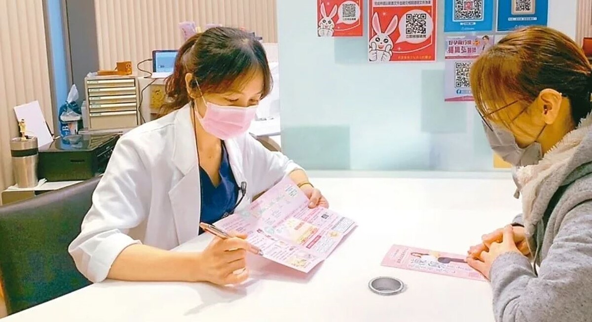 桃園市長張善政推出凍卵營養金補助，10月將加碼至2萬元。圖為相關諮詢畫面。圖／桃園市衛生局提供
