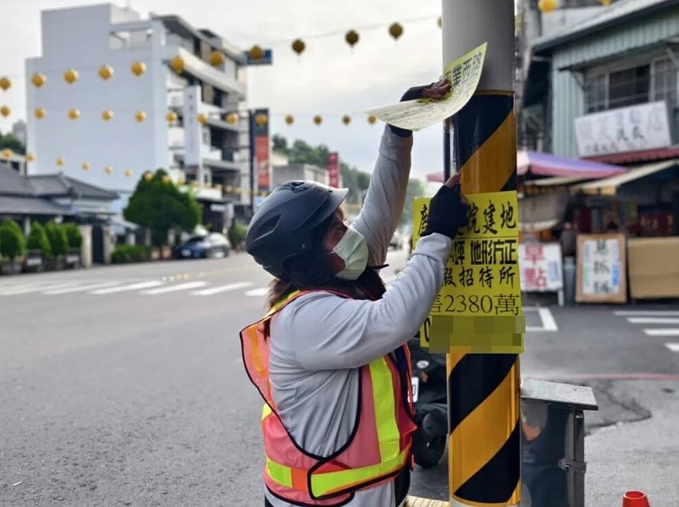 嘉市區售屋小廣告增多，清潔隊每月拆除2000至3000件違規小廣告，張貼或附掛電桿、路燈上，破壞市容觀瞻，增加環保局清潔隊工作負擔。圖／嘉市環保局提供
