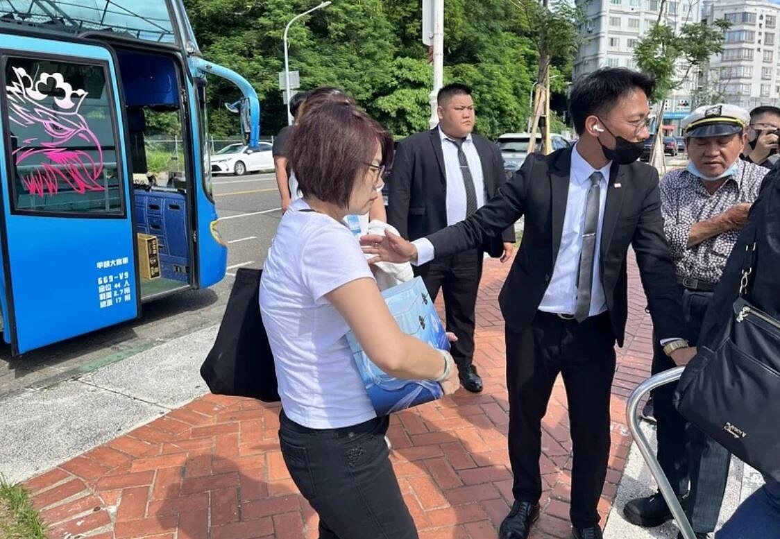 高雄市政府為鼓勵海葬,今年6月以來一口氣舉辦3場聯合海葬儀式,近8成是無主亡者,亦引發日後家屬無法尋親的爭議。記者郭韋綺/翻攝