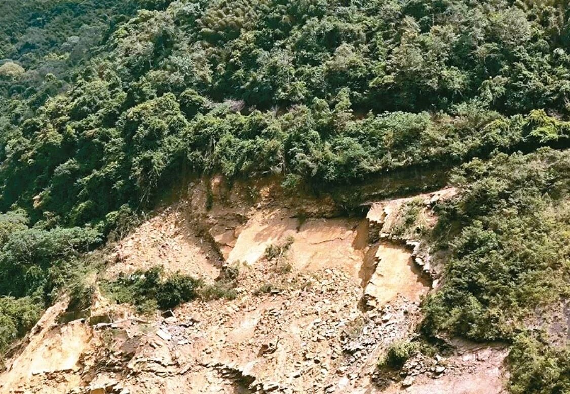 日前連日大雨，桃園復興區雪霧鬧部落聯外道路崩坍，鋼拱橋斷落，一度造成近400人受困山區。圖／復興區公所提供
