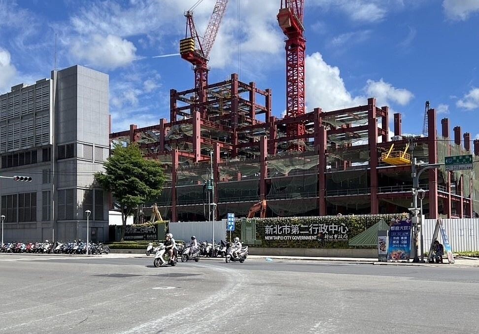 據近三年實價登錄網資料顯示,目前三重預售屋的平均每坪成交單價已經來到71.6萬元,與5年前的每坪44.6萬元相比,漲幅高達60.5%;而三重成屋市場的房價漲勢雖不及預售屋迅猛,但也有26.7%的漲幅。圖為新北市第二行政中心。中信房屋提供