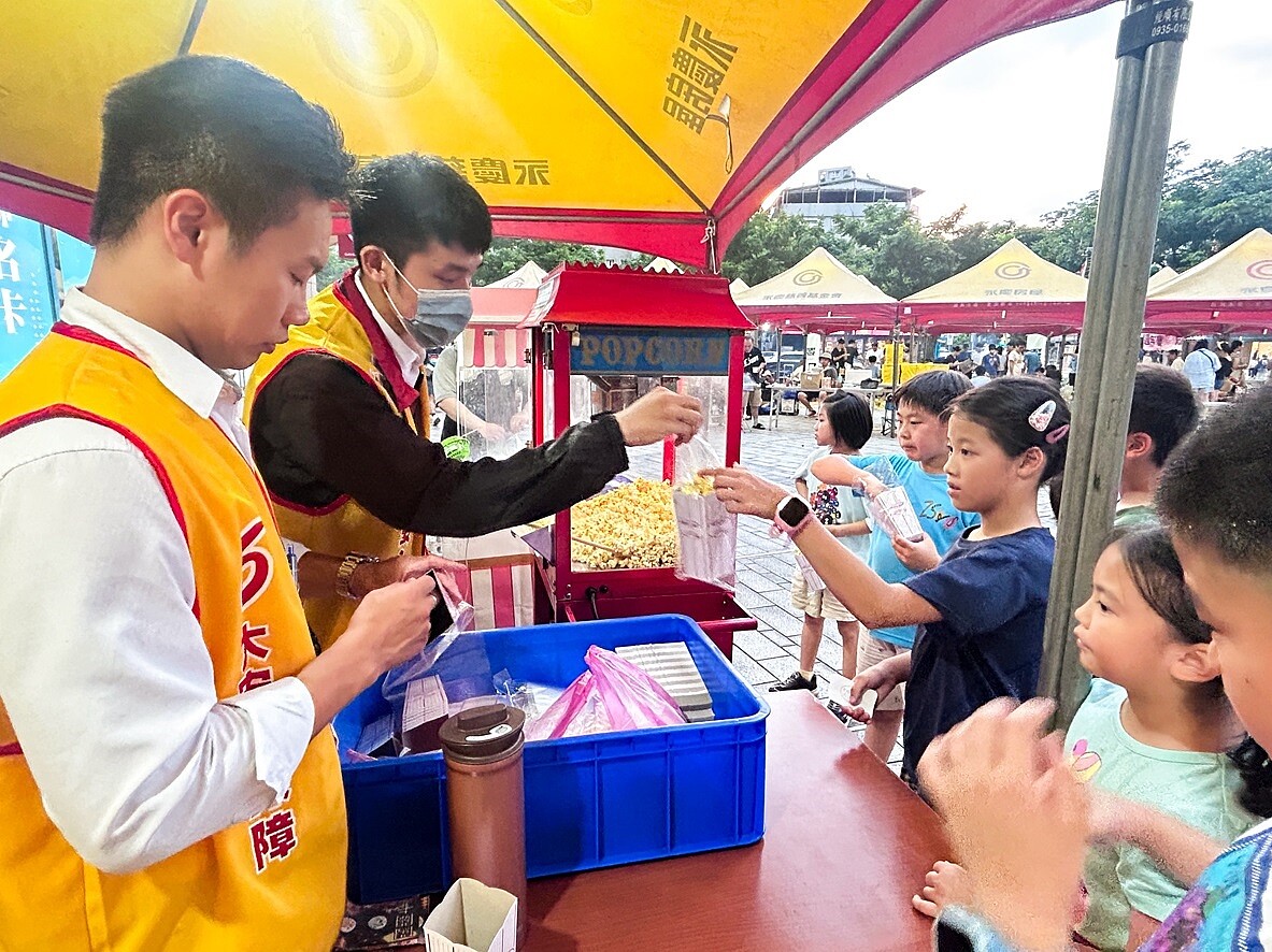 永慶房屋準備爆米花與多樣遊戲，吸引了眾多小朋友前來遊玩。（圖／永慶房屋提供）