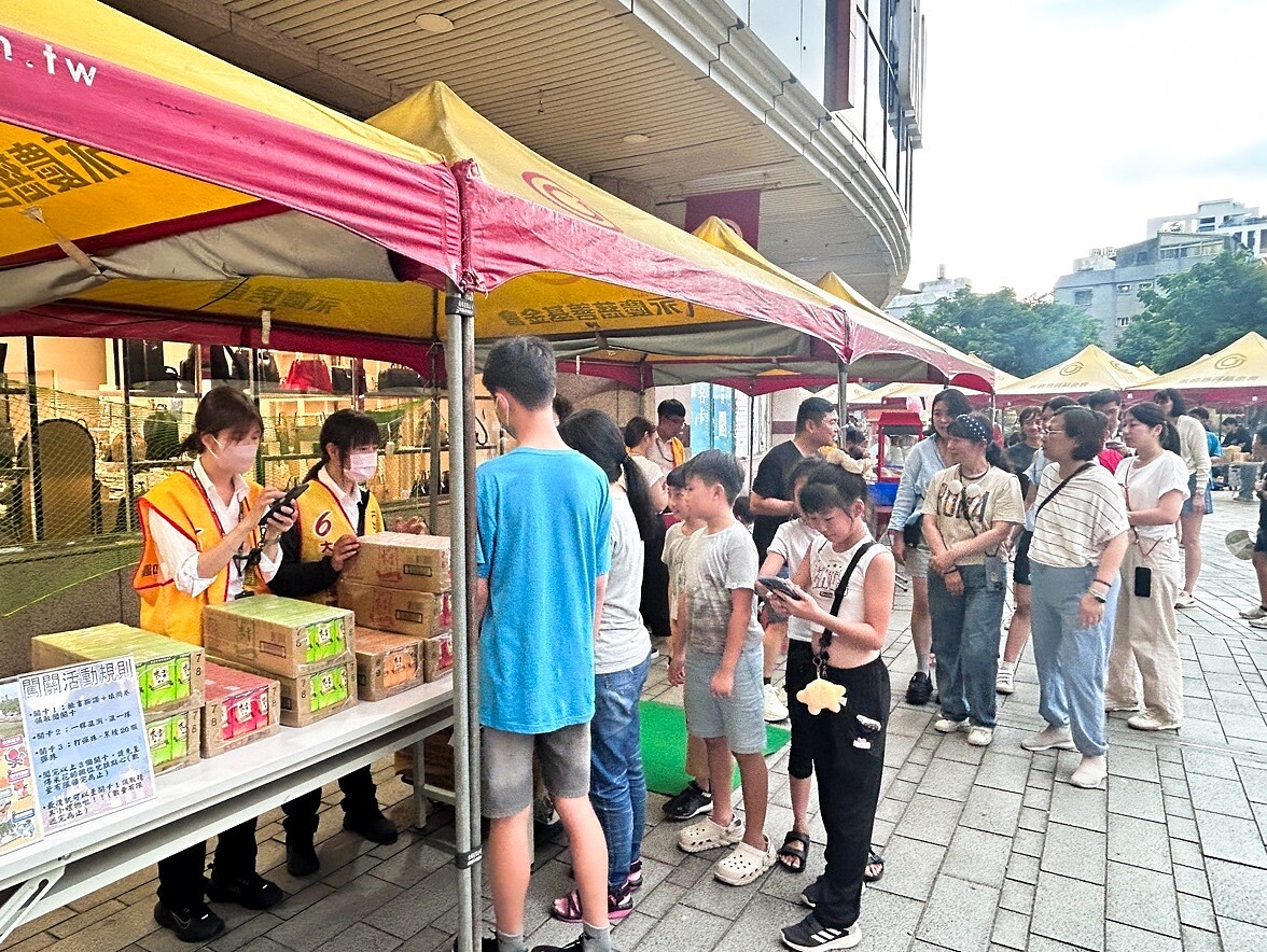 永慶房屋長期積極參與天母地區的社區活動，提供帳篷租借、人力及物資規劃等服務，讓商圈更加繁榮。（圖／永慶房屋提供）