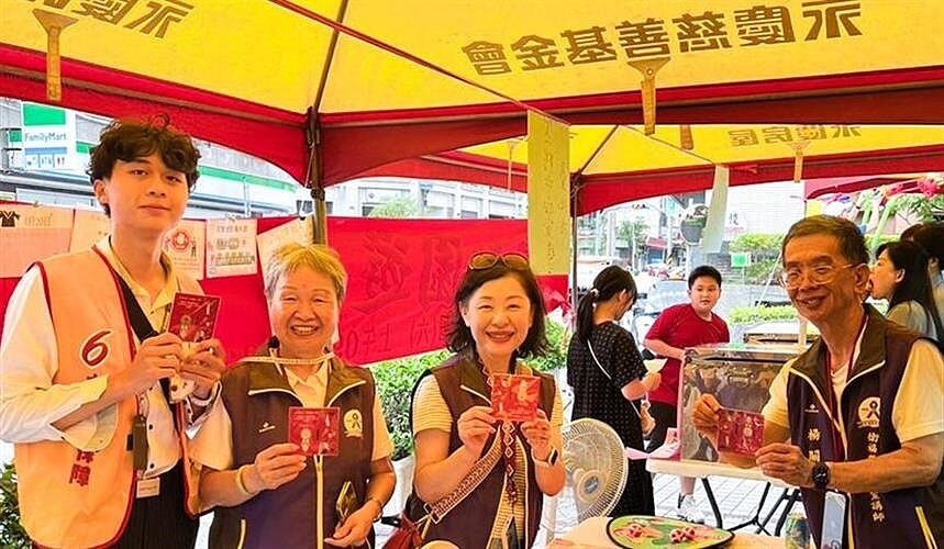 永慶房屋參加由內湖思恩堂舉行「愛心園遊會」,擔任活動志工,更發送白沙屯媽祖祈福金送給參加民眾。(圖/永慶房屋提供)