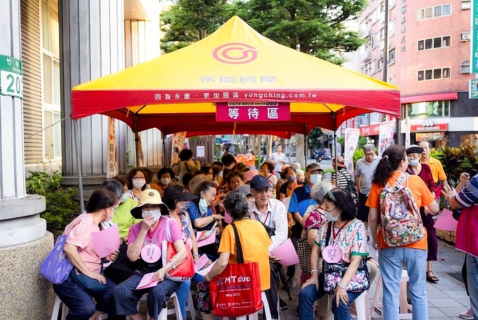 「幸福送暖讓愛從頭」公益活動,超過900位長輩報名參加義剪活動,永慶房屋贊助帳篷,讓長輩在現場等候排隊有舒適的遮陽空間。(圖/永慶房屋提供)