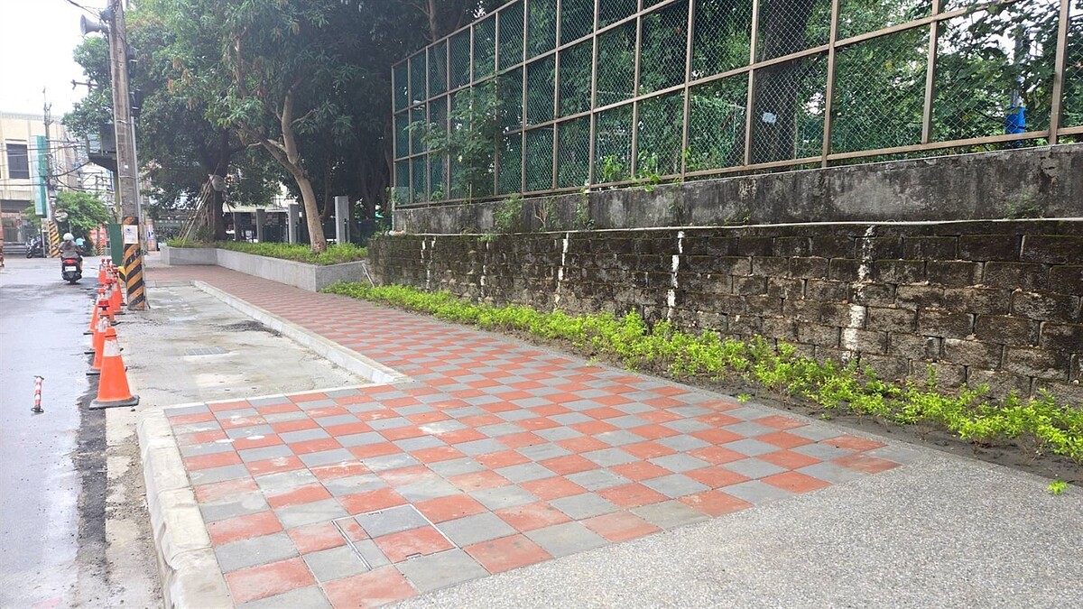 鶯歌高職左手邊廊道今年獲地主同意,通學廊道才順利打通,預計九月驗收後開放通行。圖/新北市議員廖宜琨提供