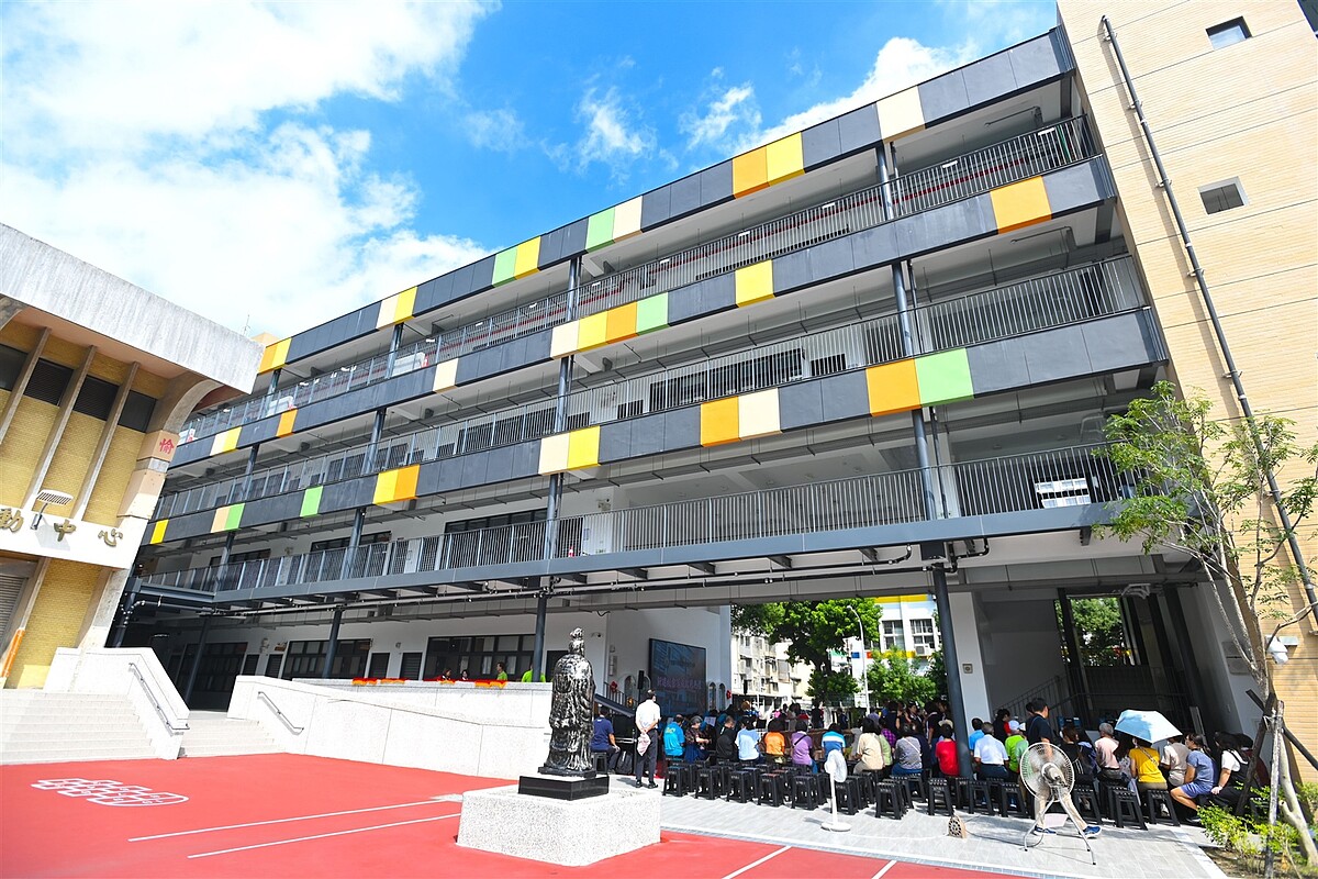 桃園市桃園區西門國小「西門樓」原地拆除重建,新校舍今年9月完工啟用,並在今天舉辦竣工典禮。圖/市府提供