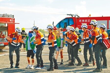 
澎湖19日辦理大規模災害救災動員演練，模擬空難現場救援情況。（許逸民攝）
