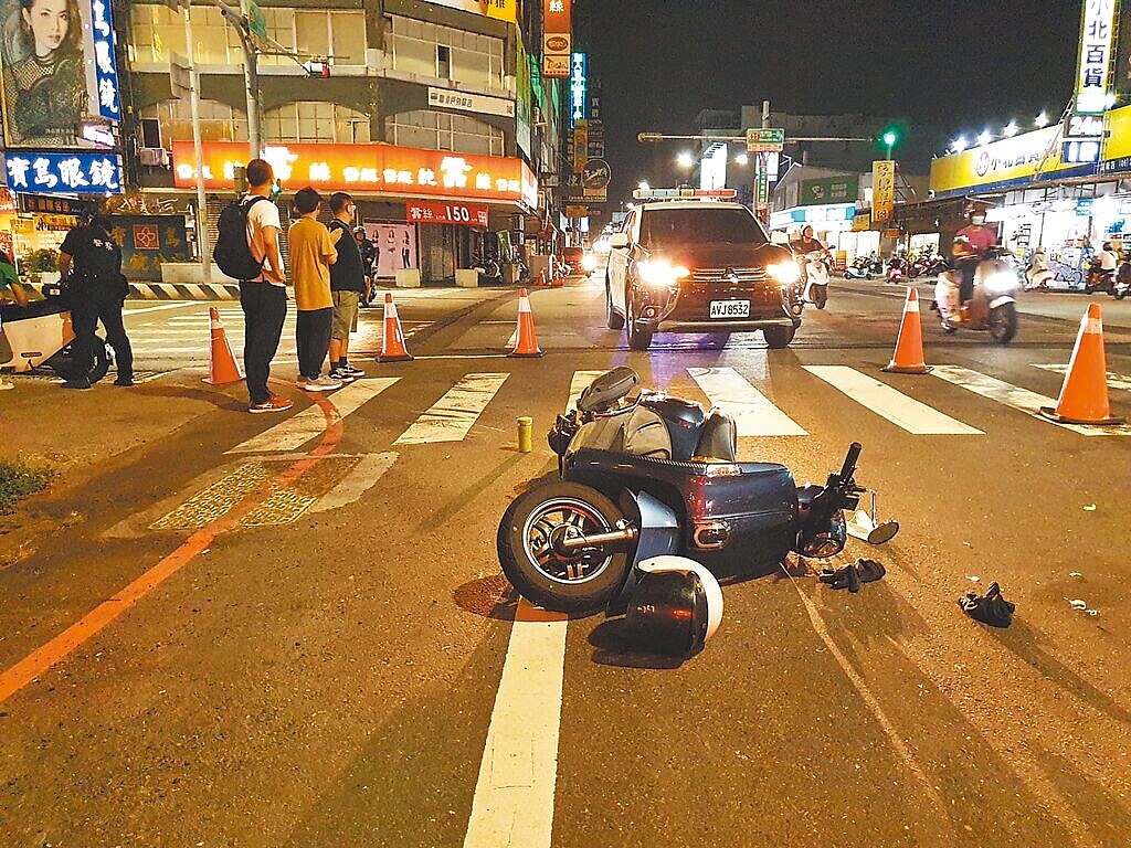 台南市南區18日晚間發生一起汽車從西門路右轉健康路時，撞死直行女機車騎士的憾事。圖／民眾提供