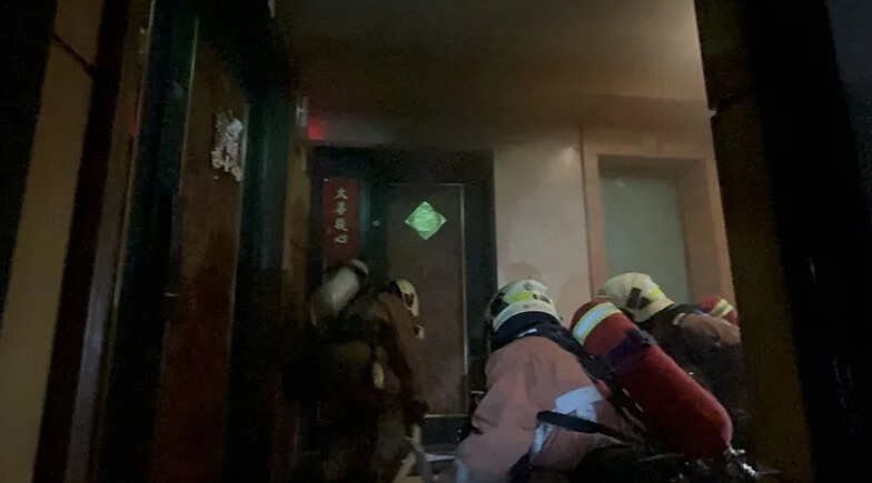新竹市中正路某住商大樓傳出火警意外,消防人員到場發現,起火點在9樓,立即破門入室滅火。圖/新竹市消防局提供