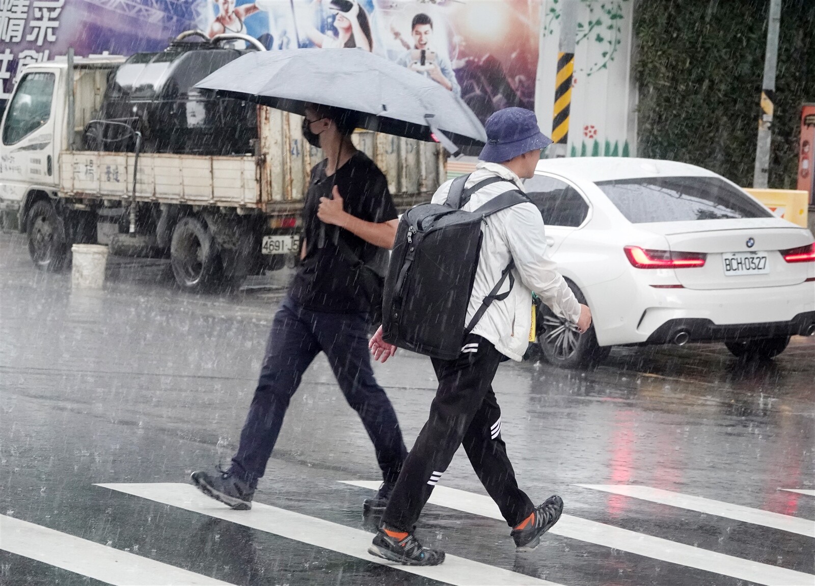 今晚到明天南部、東南部、澎湖有不定時雷雨，午後南部、東南部、中部地區及各地山區有局部大雨機率。記者曾吉松／攝影 