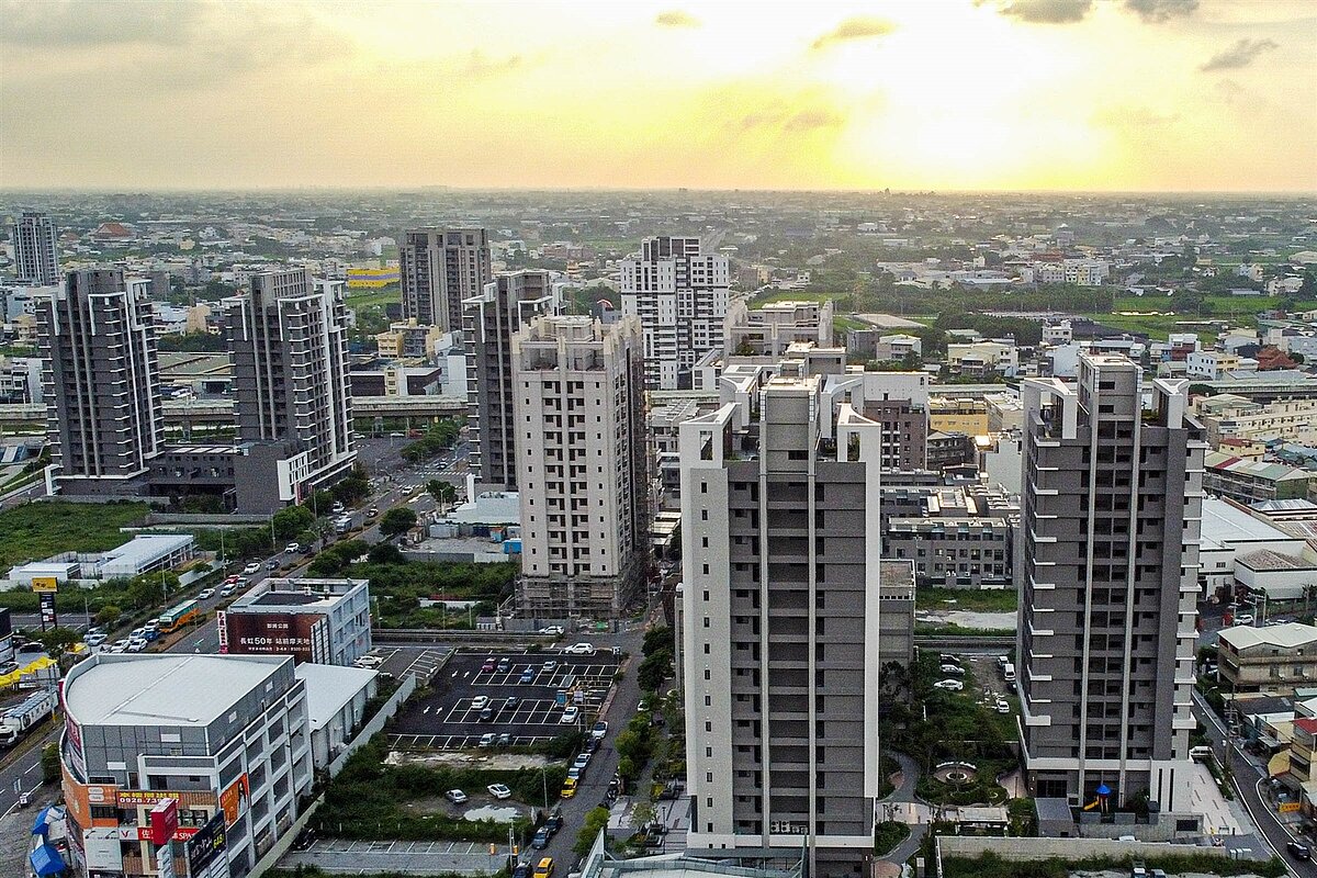 中央銀行持續打炒房,國泰金控今日發布9月國民經濟信心調查結果,民眾買賣房意願皆出現降溫。記者黃仲裕/攝影