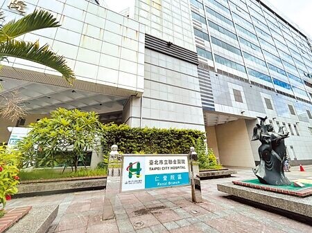 
台北市聯合醫院近況因護理人力不足出現大量關床潮，造成民眾在急診等待病床，有議員指出其實並非沒有病床可以入住，而是沒有護理師可以照顧。（劉瑋晴攝）
