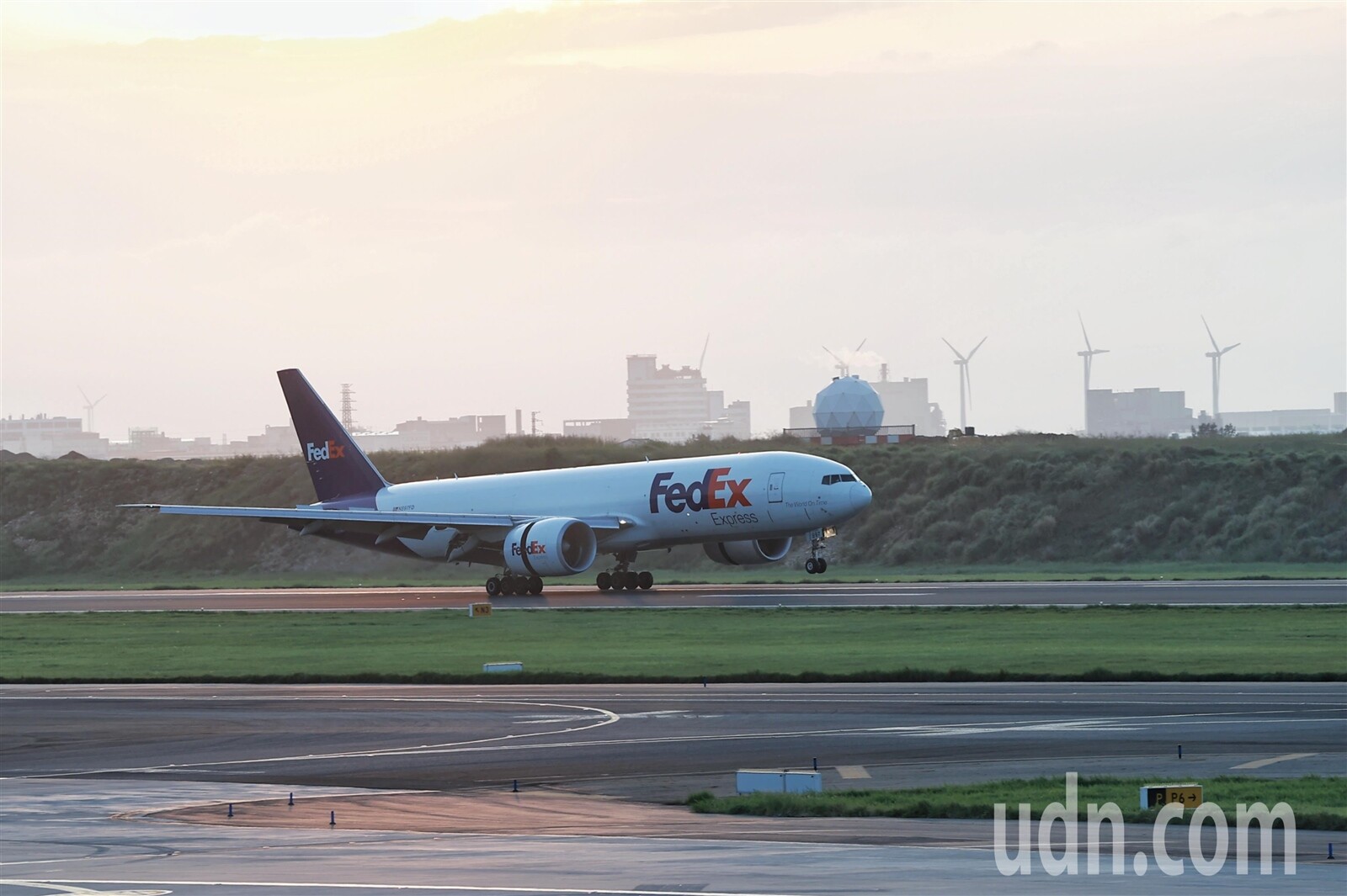 桃機北跑道歲修工程預計於11月上旬進行，圖為班機降落在桃機北跑道。記者黃仲明／攝影 