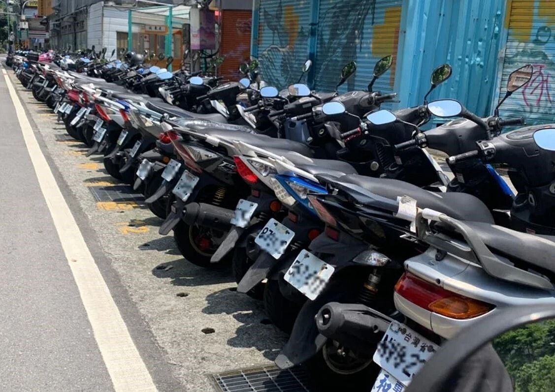 新北市11月起開放已掛牌微型電動二輪車停放機車收費車格,比照機車收費。圖為捷運海山站周邊收費車格。記者葉德正/攝影