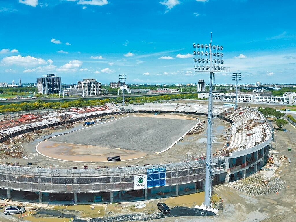 雲林縣虎尾高鐵運動園區田徑場去年11月開工後全速趕工，目前進度已4成多，工程進度驚人。圖／雲林縣府提供