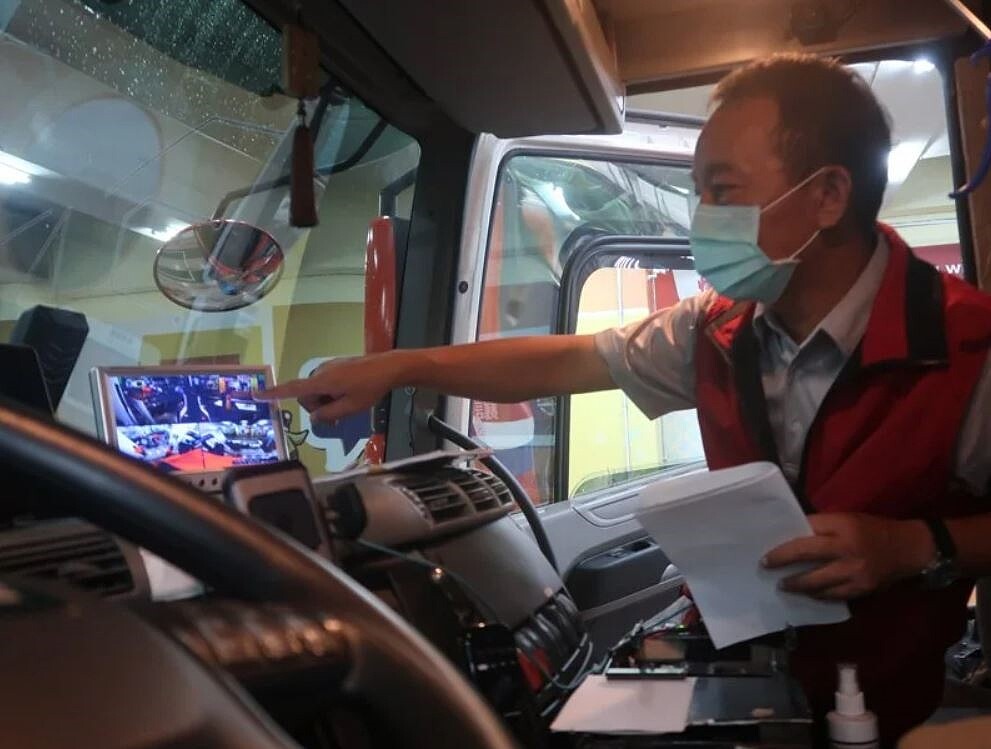 目前大型車的行車視野輔助系統主要為第1型標準型,是在車輛左右兩側裝設視野鏡頭和車內螢幕,需司機自行注意,裝設比例 98.2%。圖/高雄市監理站提供