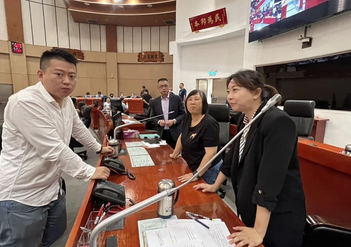 金門縣議會臨時會今進行金酒廈門公司大陸總經銷規劃案專案報告,議員中場休息時彼此溝通意見。記者蔡家蓁/攝影