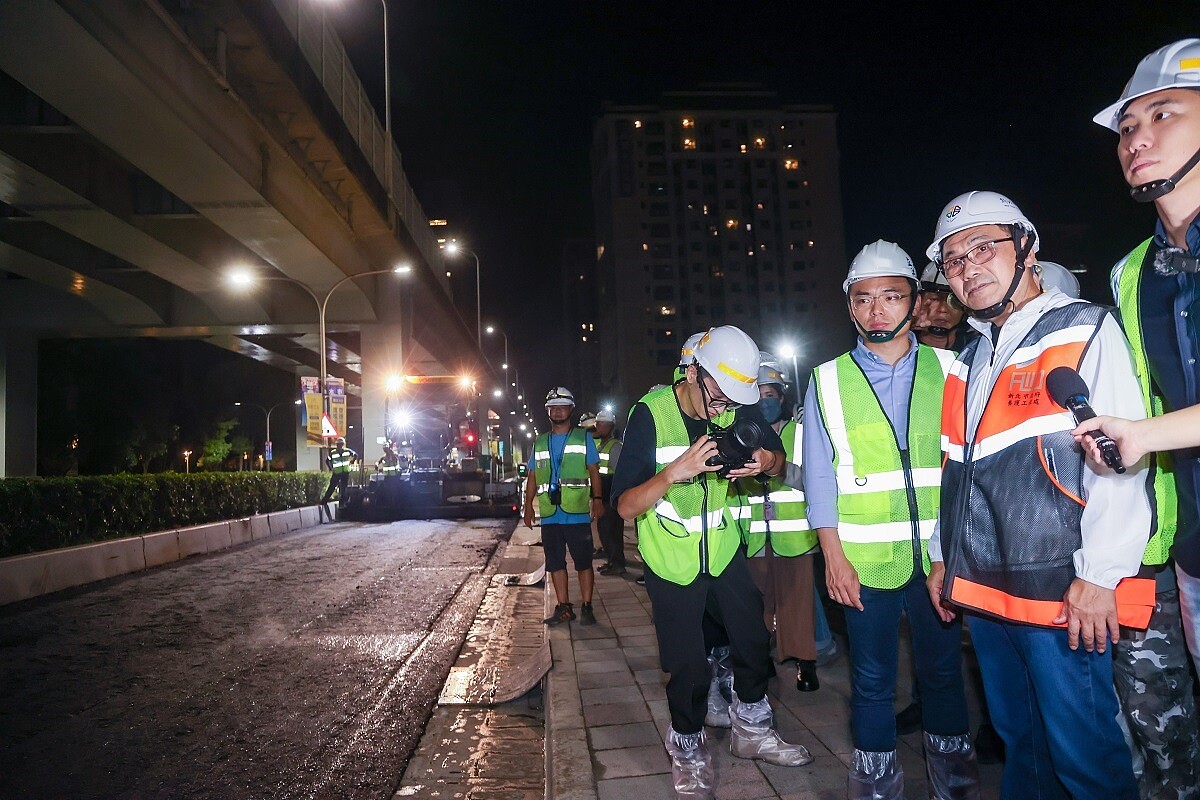 侯友宜於20日晚間視察新北大道3至4段專案道路施工情形。圖／新北市政府提供

