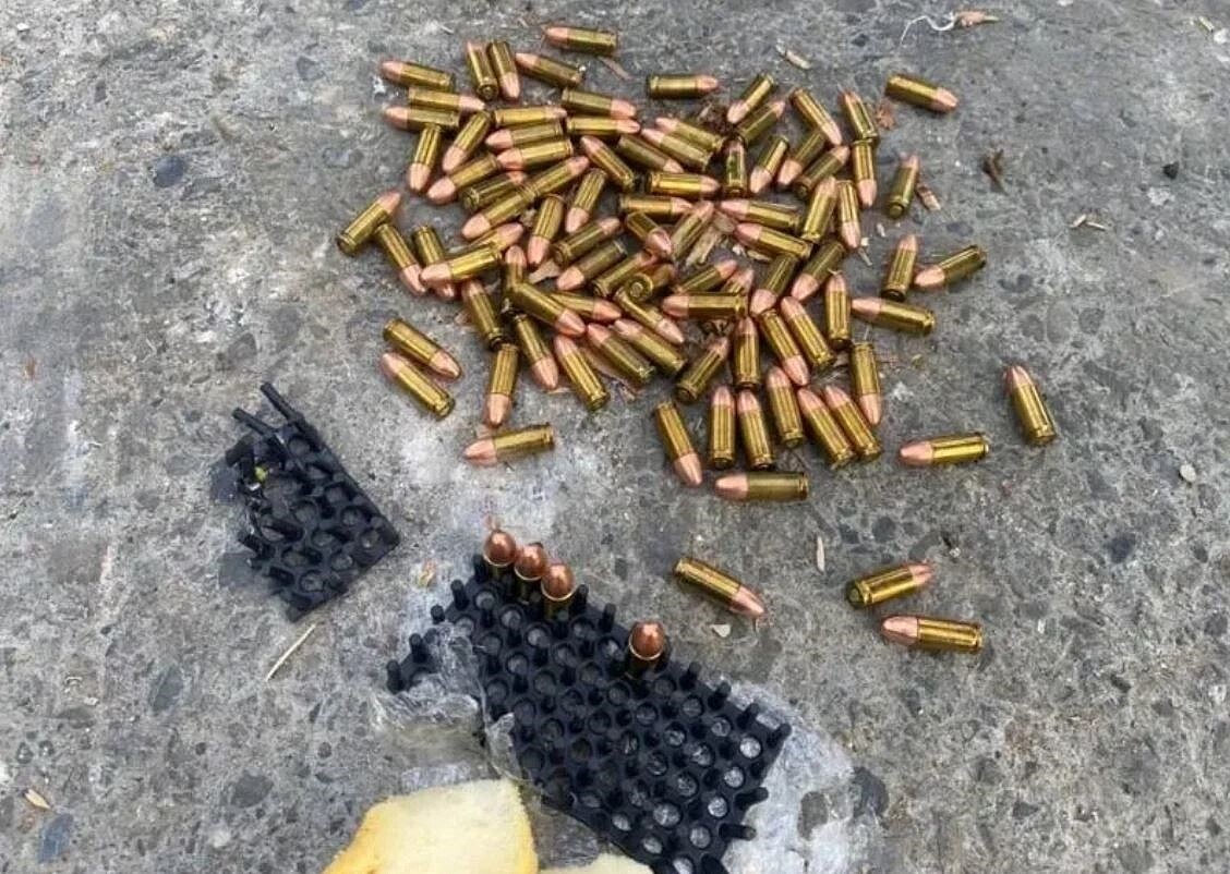 台中市環保局清潔隊員人員昨拆解廢棄沙發時,竟從裡頭掉出逾百顆子彈,立即報警。記者趙容萱/翻攝