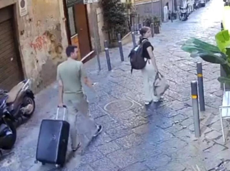 義大利30歲女子在那布勒斯街道行走時,竟遭高空墜落的雕像砸死。圖/取自X