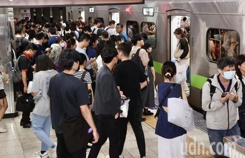 圖為台鐵返鄉人潮。聯合報系資料照/記者黃義書攝影