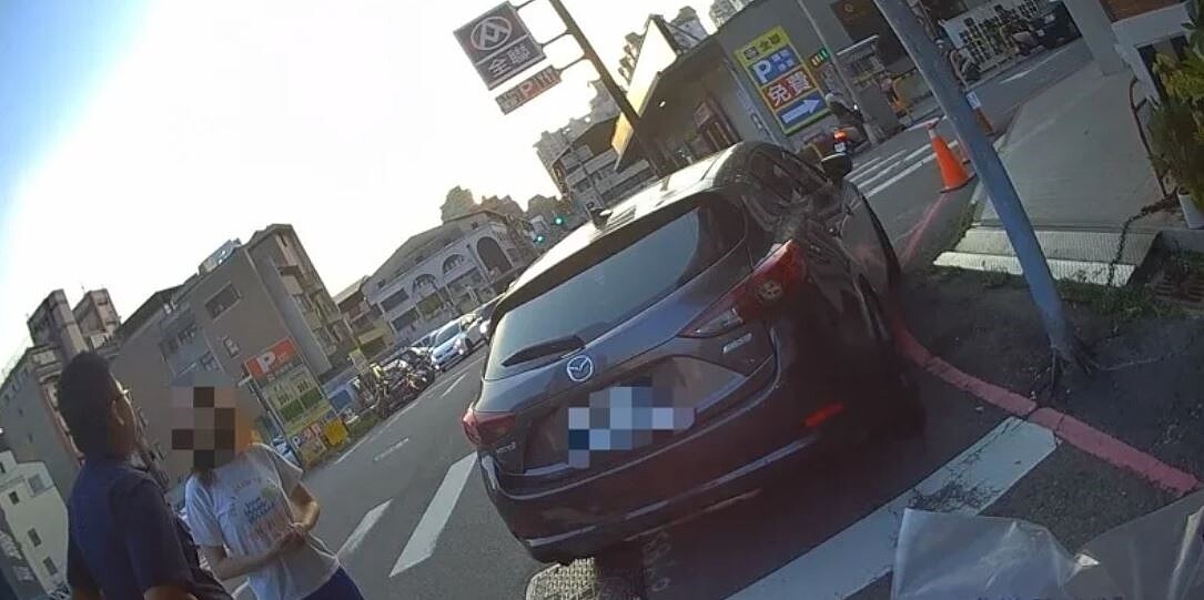 台中市豐原警分局員警查獲轎車掛假車牌，將女駕駛帶回調查。圖／警方提供
