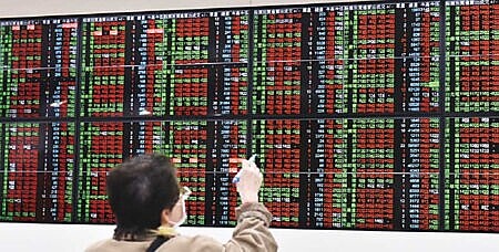 國銀指出,市場對美經濟是否「軟著陸」仍感到不確定,加上美國總統大選的干擾,接下來股市波動只會更加劇。但整體降息環境對股市仍可正面看待,逢拉回都可視為布局的契機。圖∕本報資料照片