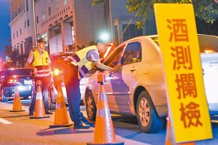 
近5年法院判決酒駕致死有罪者平均刑度為37.8個月，法界及民間團體認為，法官量刑刑度過輕，恐難以遏止酒駕犯罪。圖為警方執行酒測攔檢。（本報資料照片）
