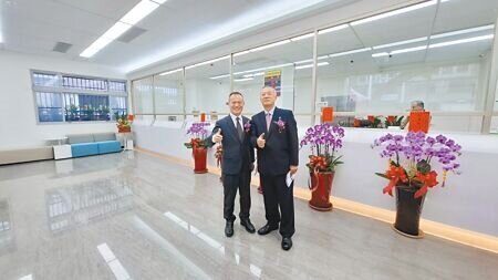 台南地區農會總幹事楊憲仁(右)日前在農會成功辦事處落成時接待農金署長李聰勇(左),不料隔幾天遭檢方帶走,隨即羈押禁見。(程炳璋攝)