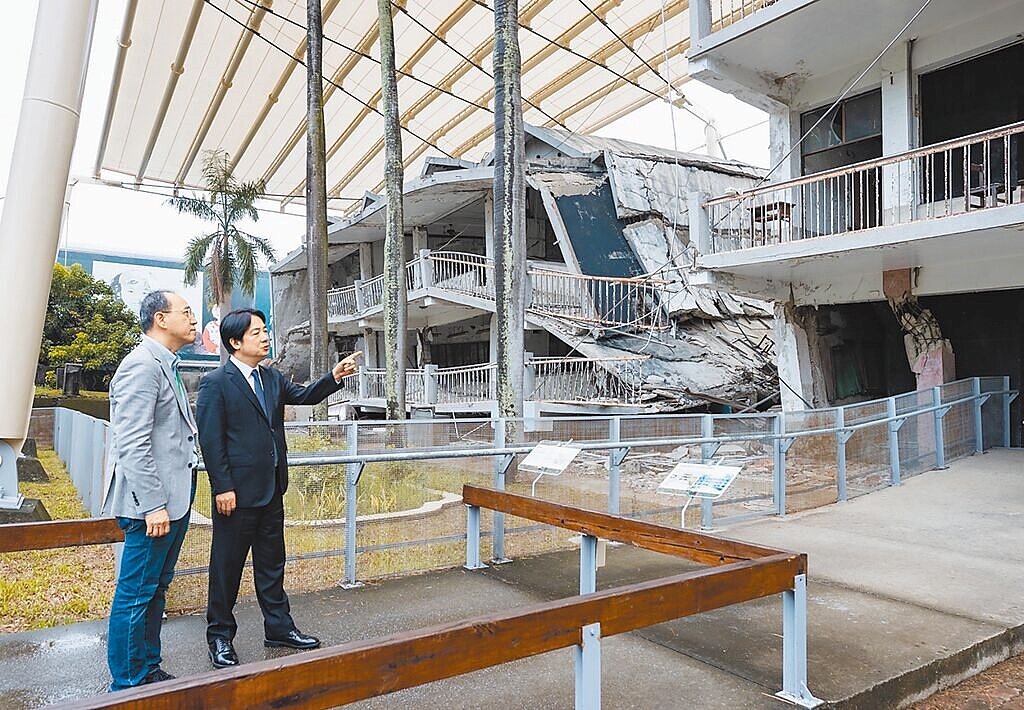 921大地震25周年,賴清德總統(右)到訪位於霧峰的地震教育園區,參觀震後保存下來的光復國中校舍。圖/總統府提供
