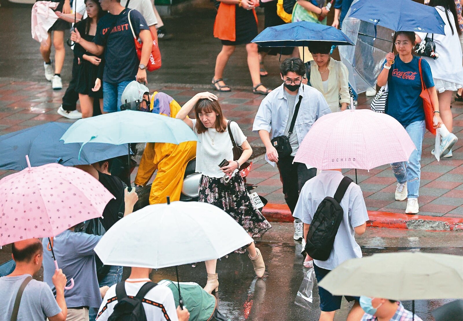 熱帶性低氣壓影響,不少地區易有短延時強降雨。記者潘俊宏/攝影