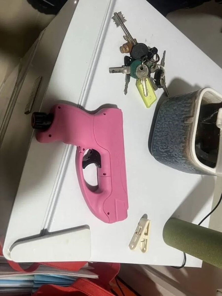 專案小組9月19日下午7時許循線前往新北市三重區三和路四段，在林男住處將其查捕到案，查扣作案用辣椒槍彈（鋼瓶1只、辣椒彈4發）。記者李隆揆／翻攝
